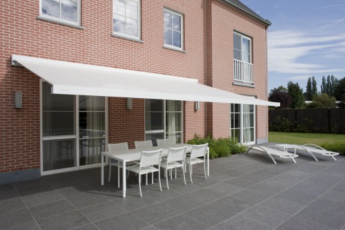 zonneschermen zonneluifel knikarmscherm in Aalbeke bij Kortrijk