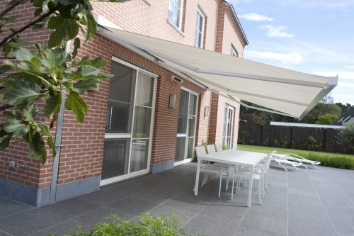 zonneschermen zonneluifel knikarmscherm in Aalbeke bij Kortrijk