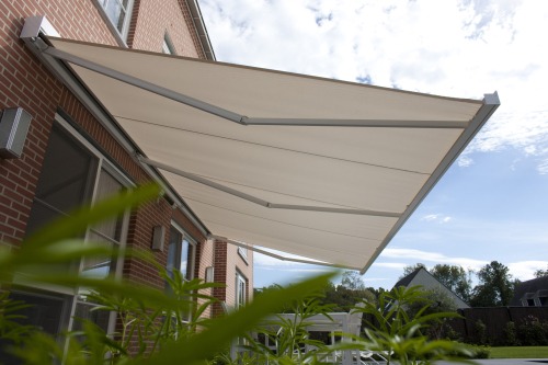 zonneschermen zonneluifel knikarmscherm in Aalbeke bij Kortrijk