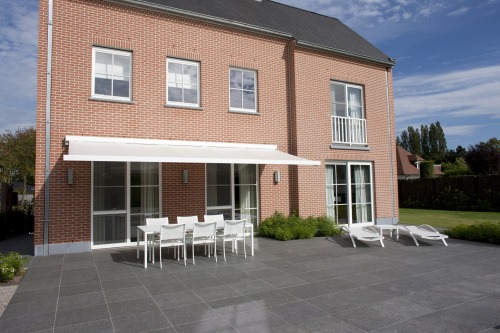 zonneschermen zonneluifel knikarmscherm in Aalbeke bij Kortrijk