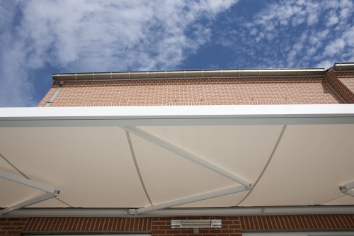 zonneschermen zonneluifel knikarmscherm in Aalbeke bij Kortrijk