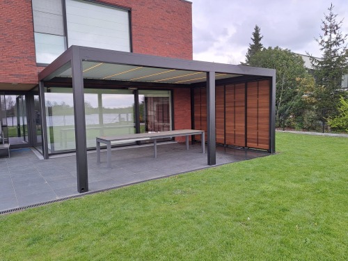 terrasoverkapping lamellendak met houten shutters in Eke