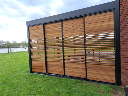 terrasoverkapping lamellendak met houten shutters in Eke