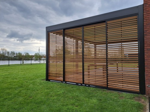 terrasoverkapping lamellendak met houten shutters in Eke