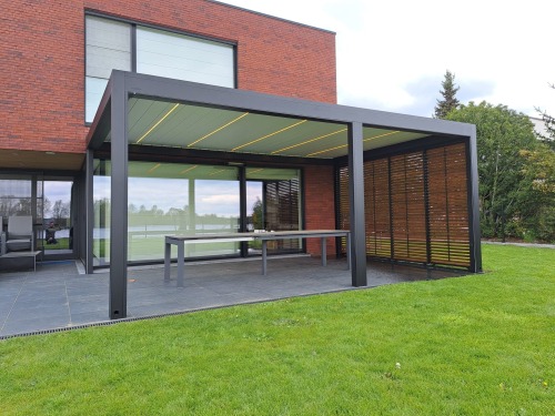 terrasoverkapping lamellendak met houten shutters in Eke