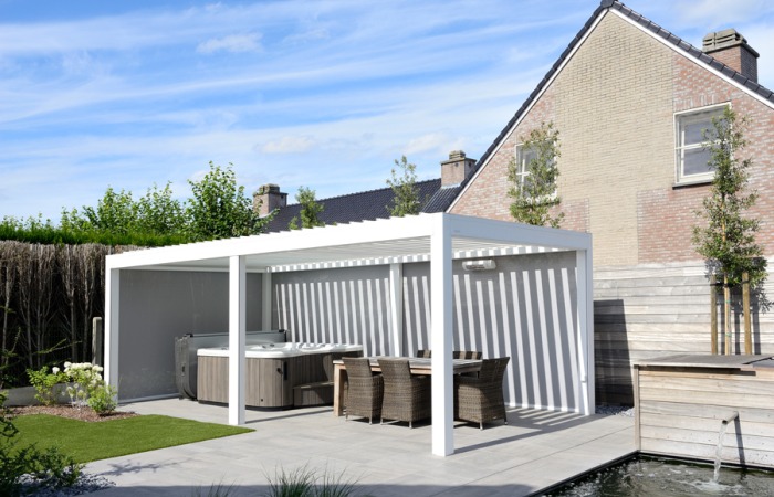 poolhouse met screens