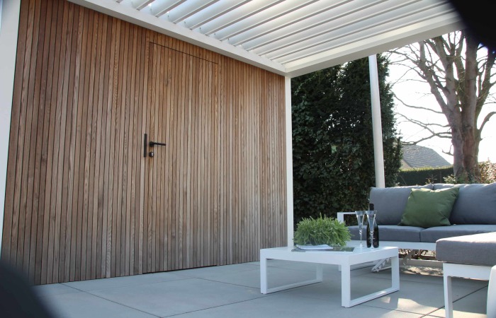 poolhouse met houten wanden