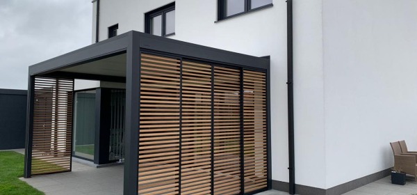Brustor terrasoverkapping B200 ODL (gemotoriseerd lamellendak) met houten schuifwanden