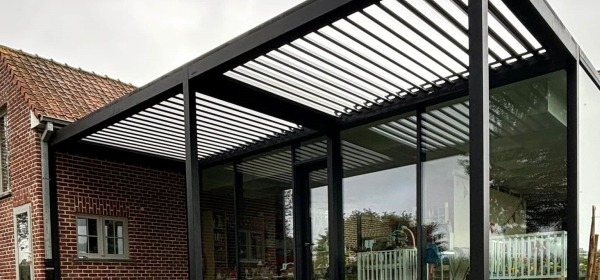 Brustor terrasoverkapping ODL (gemotoriseerd lamellendak) in Rollegem